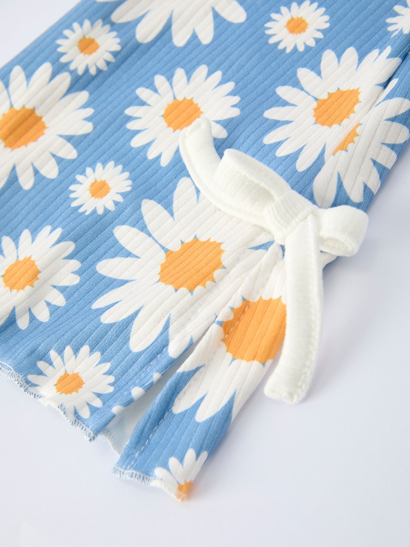 White Top And Daisy-Print Flared Pants Girl's Spring Outfit